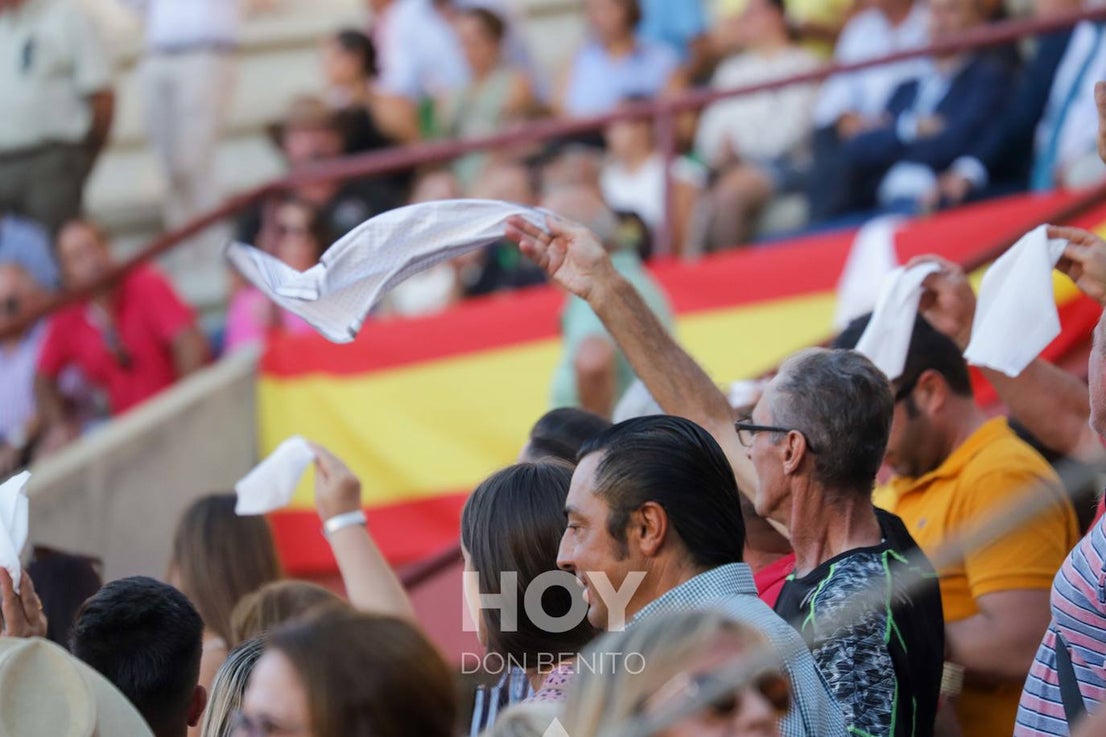 Corrida de toros mixta en la plaza de toros de Don Benito con motivo del día de Extremadura. 