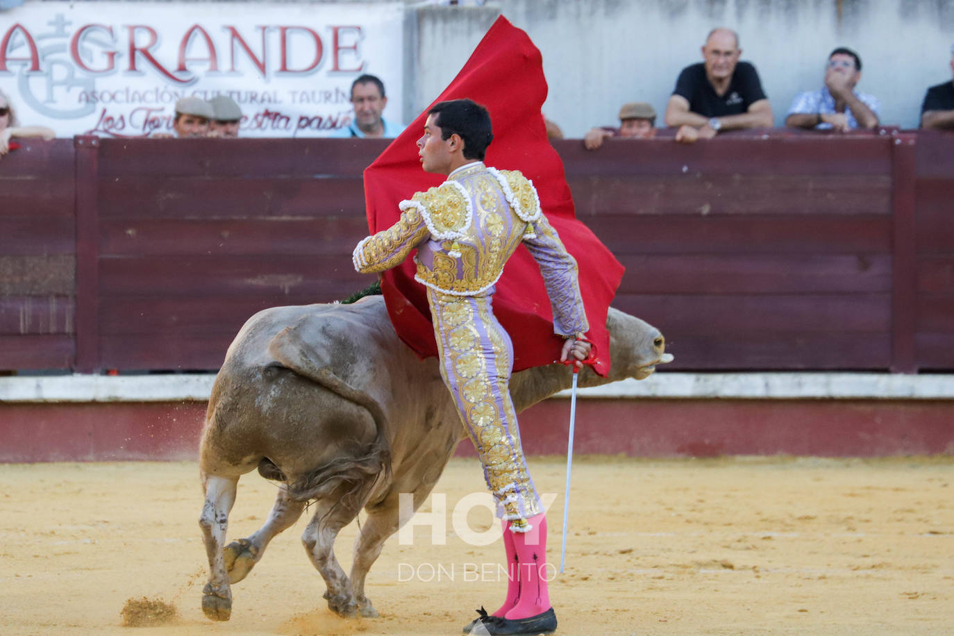 Corrida de toros mixta en la plaza de toros de Don Benito con motivo del día de Extremadura. 