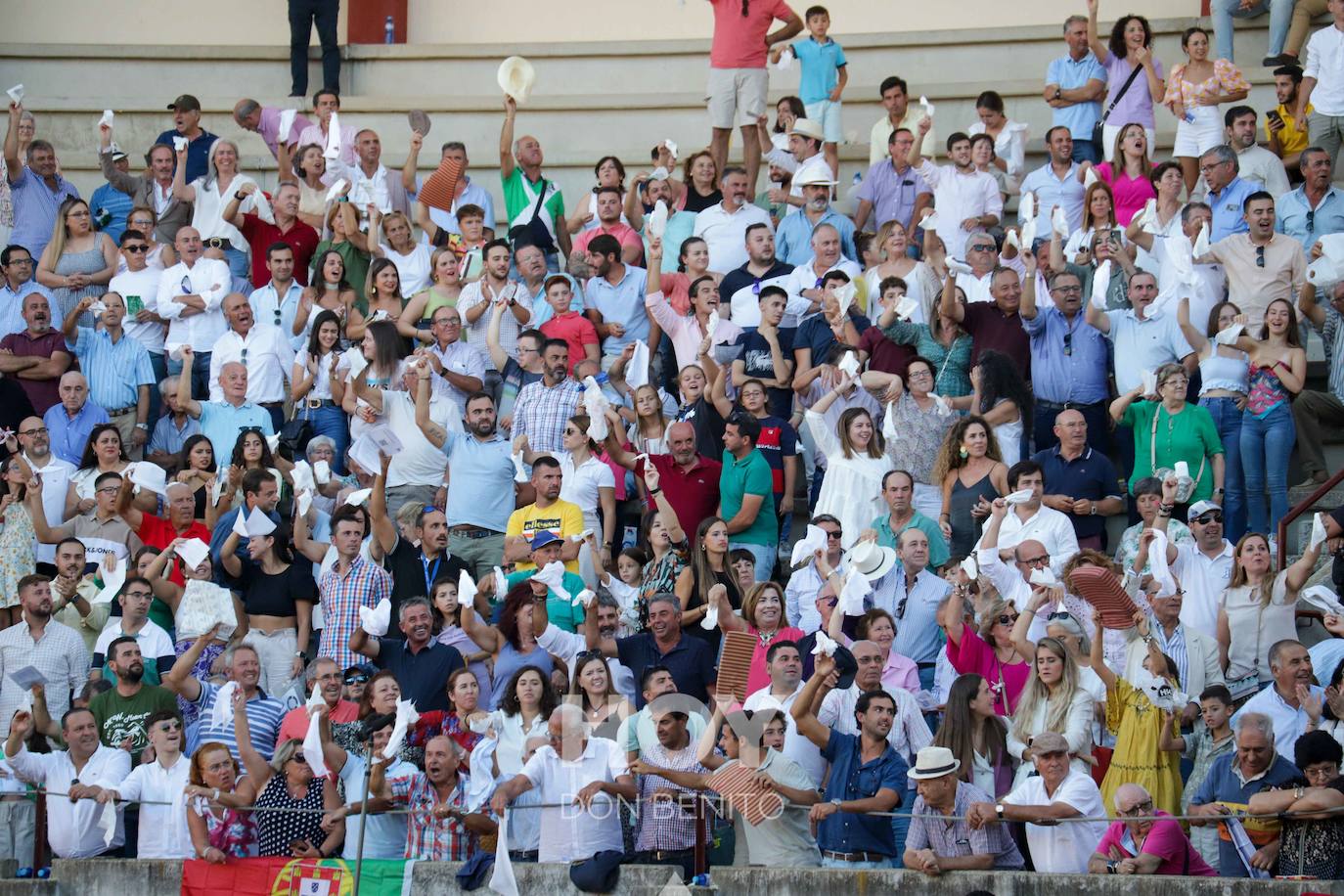 Corrida de toros mixta en la plaza de toros de Don Benito con motivo del día de Extremadura. 