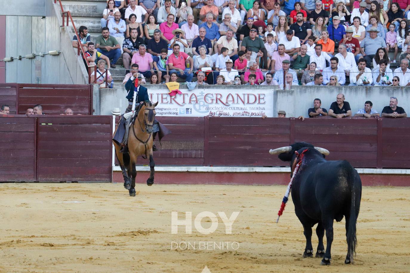 Corrida de toros mixta en la plaza de toros de Don Benito con motivo del día de Extremadura. 