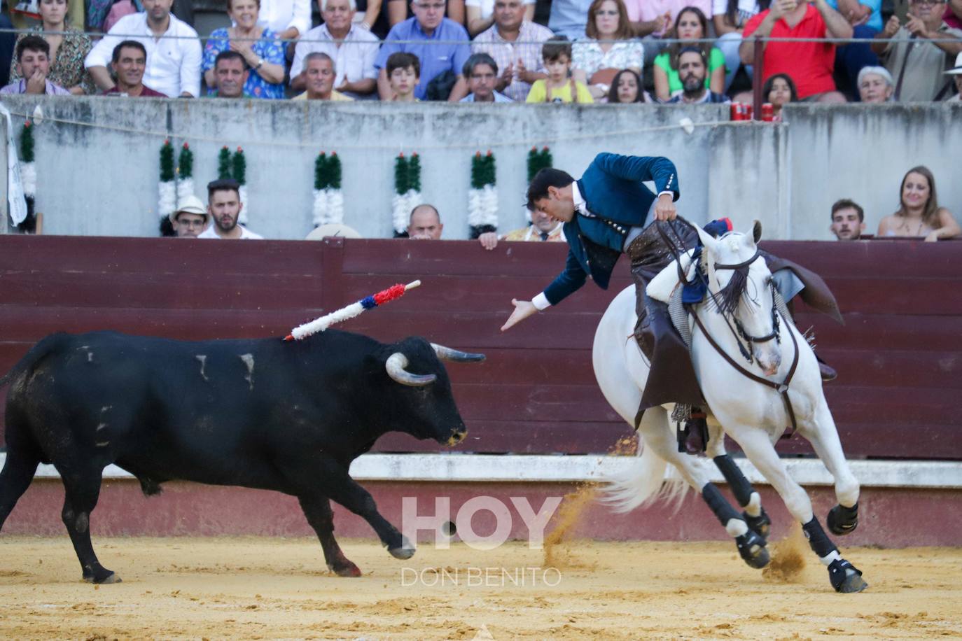 Corrida de toros mixta en la plaza de toros de Don Benito con motivo del día de Extremadura. 