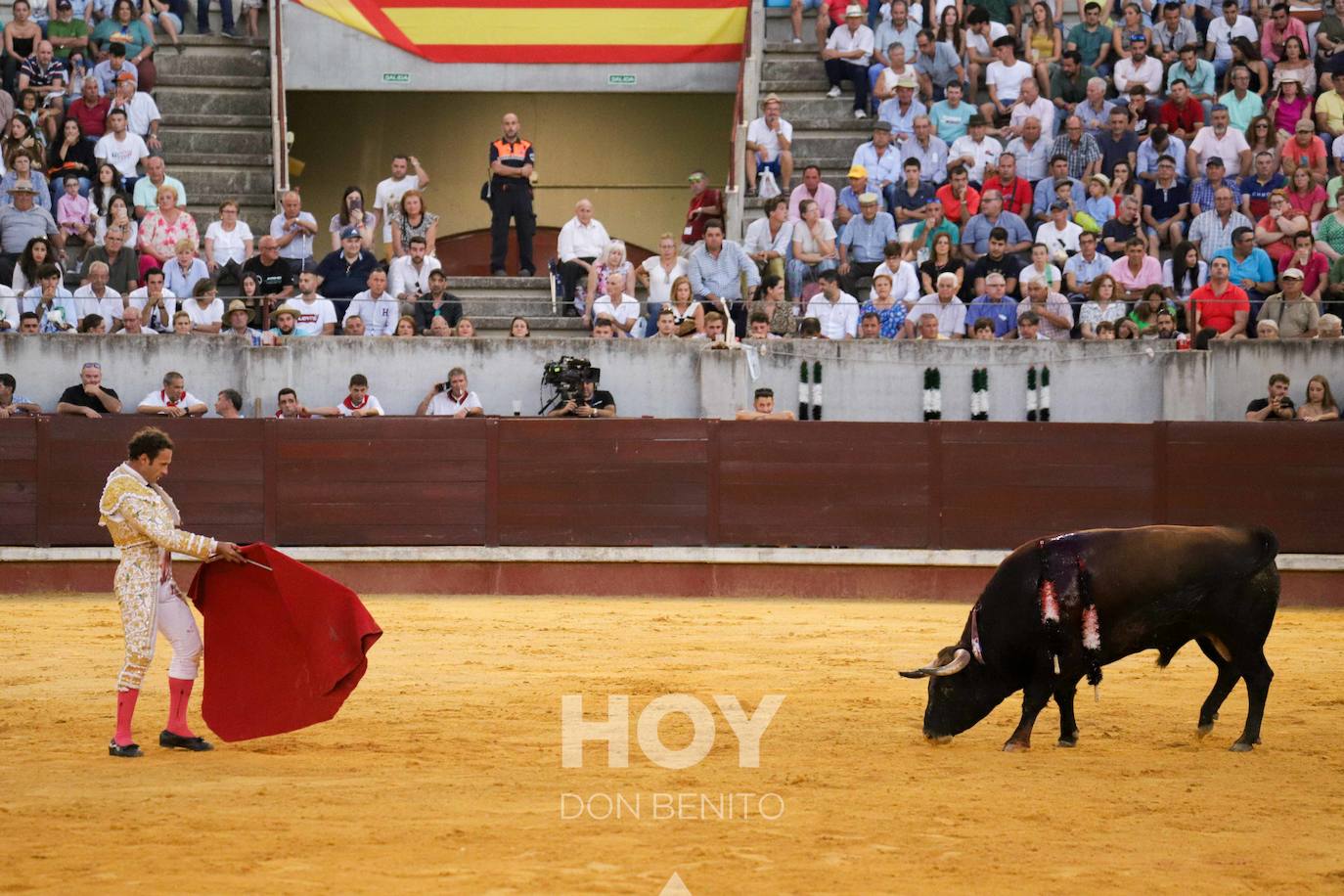 Corrida de toros mixta en la plaza de toros de Don Benito con motivo del día de Extremadura. 