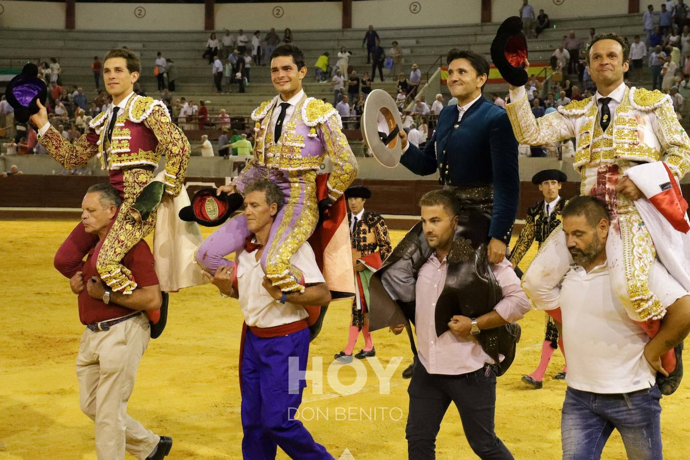 Corrida de toros mixta en la plaza de toros de Don Benito con motivo del día de Extremadura. 