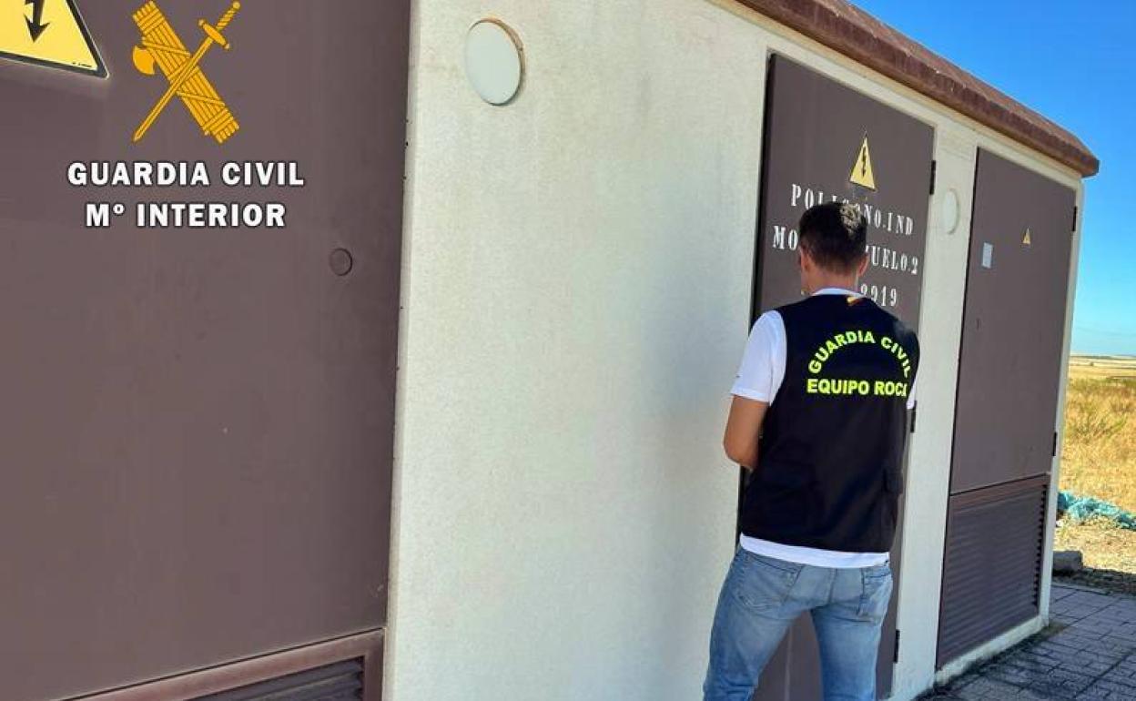 Inspección de transformadores por parte del Equipo ROCA de Guardia Civil. 
