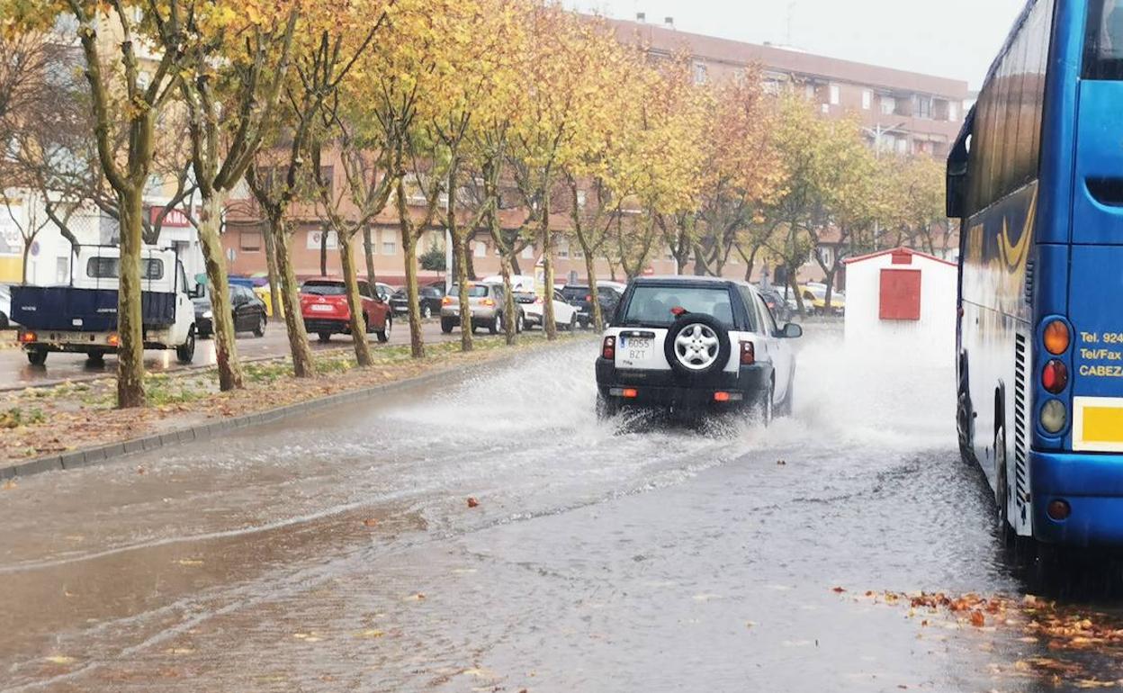 El carril de acceso a Feval es uno de los puntos con mayor acumulación de agua. 