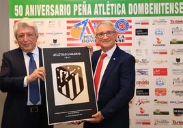 Enrique Cerezo entregó un cuadro conmemorativo a Manuel Banda, presidente del a peña.