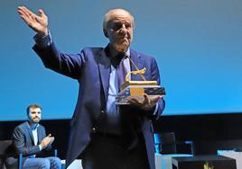 José María García recibió anoche el Premio Santiago Castelo.