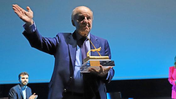 José María García recoge el Premio Santiago Castelo