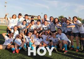 Las jugadoras del Féminas Don Benito celebran un ascenso que llevaban cuatro años buscando