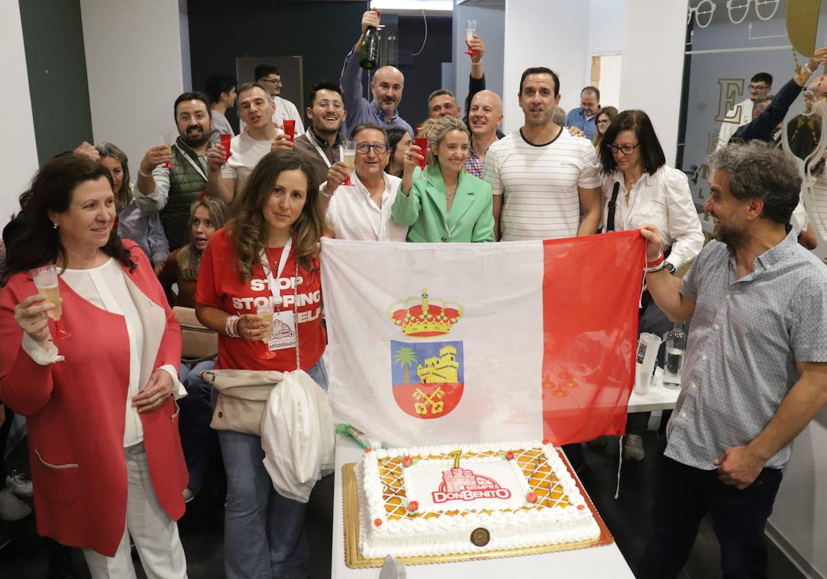 Celebración de Siempre Don Benito en su sede en la noche del 28-M.