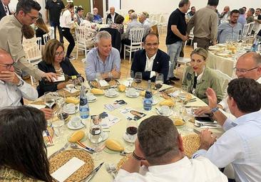 María Guardiola y Pedro Noblejas junto a otros representantes del PP.