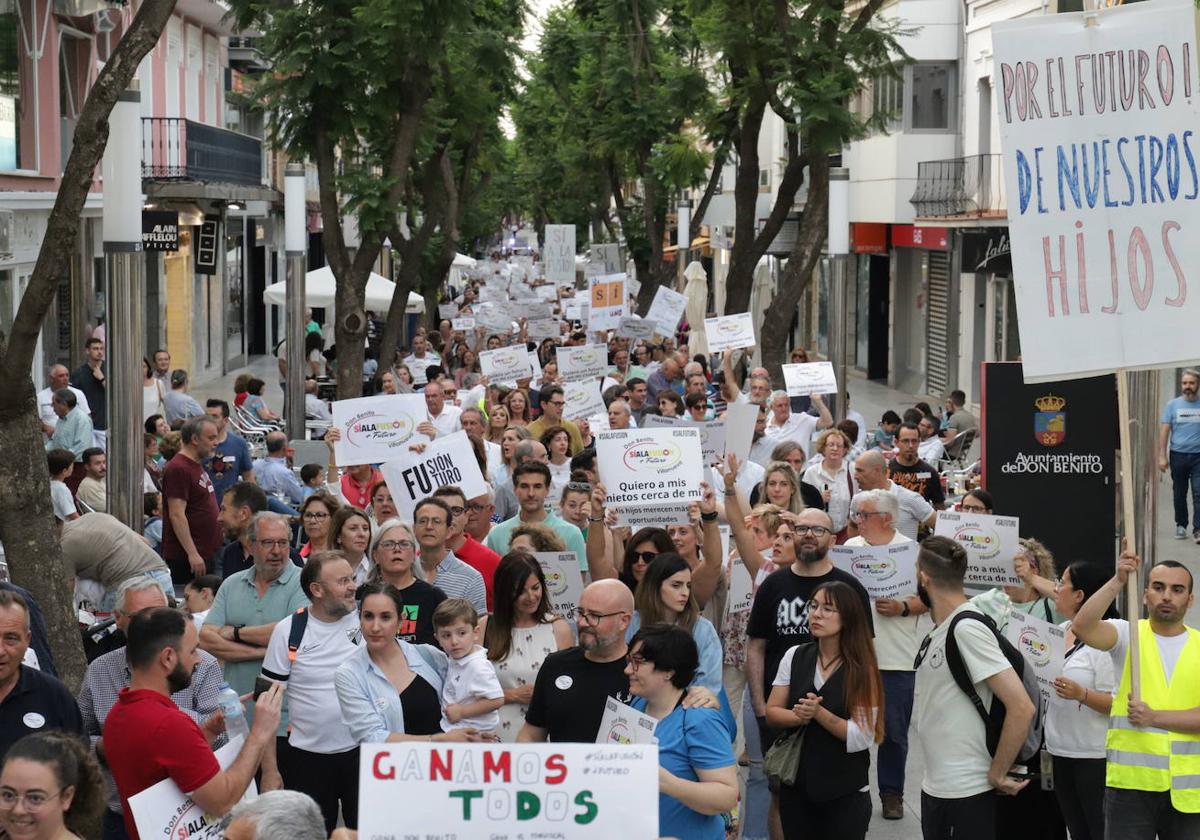 Unas 1.500 personas marchan en Don Benito a favor de la unión con Villanueva