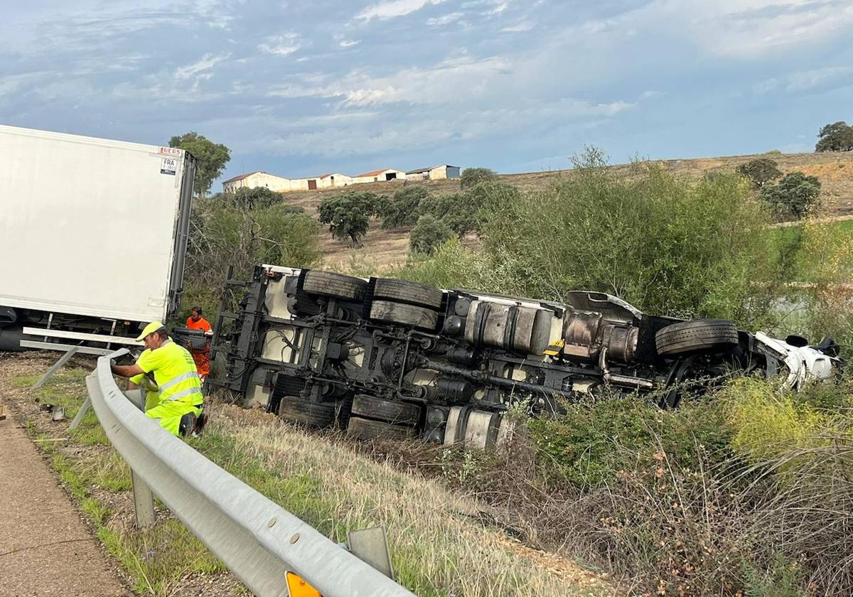 Operarios trabajando para la adecuación de la carretera tras el accidente.