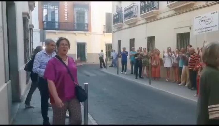 Cánticos favorables al proceso de fusión con Villanueva de la Serena a la alcaldesa de Don Benito