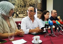 La rueda de prensa se celebró en un bar de la localidad.