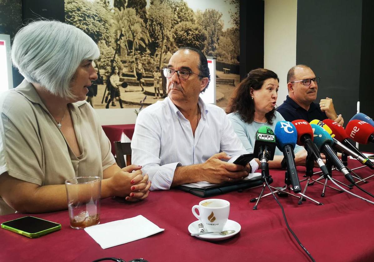 La rueda de prensa se celebró en un bar de la localidad.