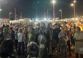 El mercadillo se llena en horario nocturno