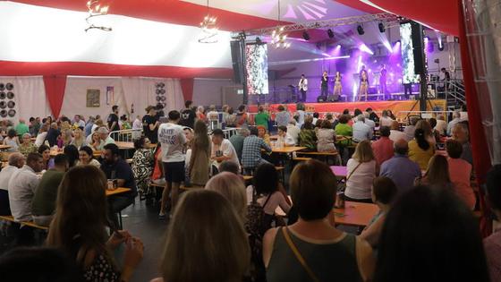 La música sigue animando la feria durante este sábado