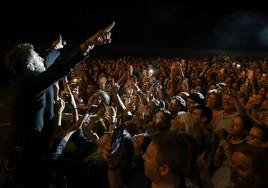 Antonio José llegó a bajarse del escenario para cantar con su público.