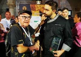 Rafael García Santos felicita al ganador Adrián Cuevas.