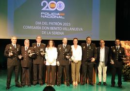 Foto de condecorados y autoridades locales.
