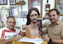 Jesús Gómez con el imaginero Miguel Ángel Valverde.