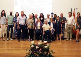 Diego Sánchez Cordero, junto a su familia, tras recibir el título de Hijo Adoptivo en un emotivo acto.