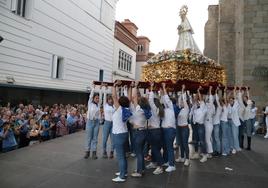 Salida del paso desde la iglesia de Santiago. ​
