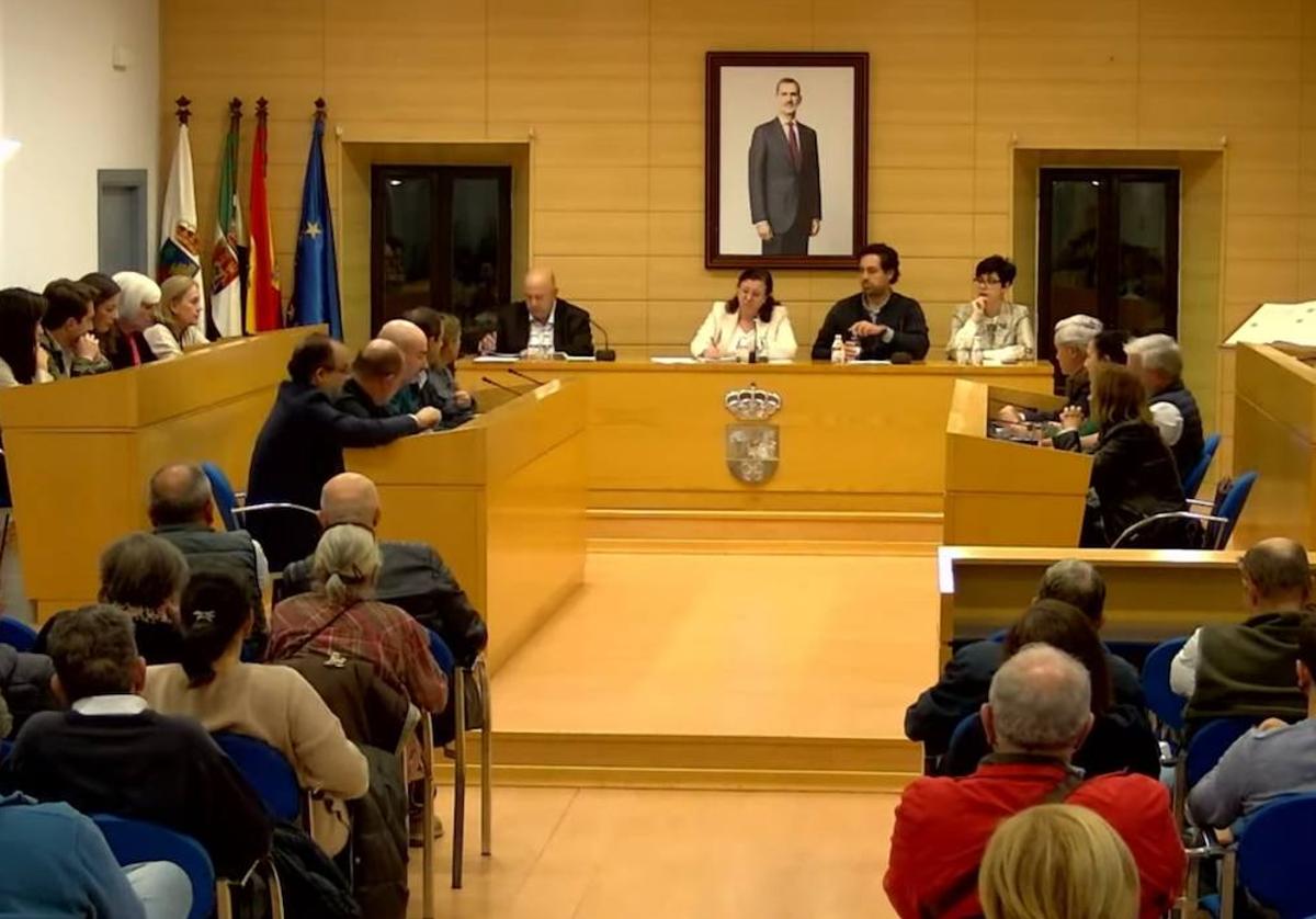 Las sesiones plenarias, más largas, con presencia policial y más público