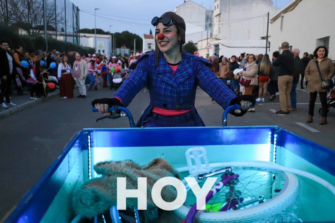NIños y mayores participaron en un multitudinario desfile. 