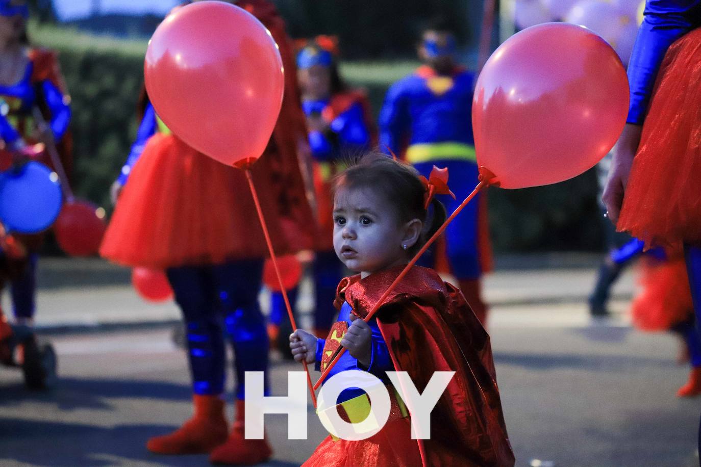 NIños y mayores participaron en un multitudinario desfile. 