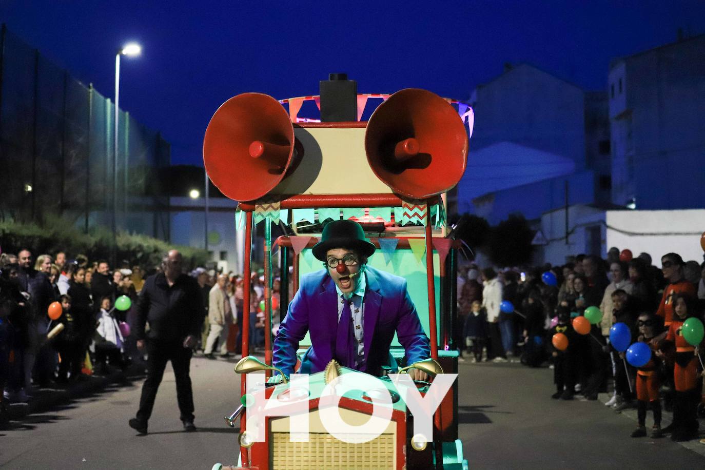 NIños y mayores participaron en un multitudinario desfile. 