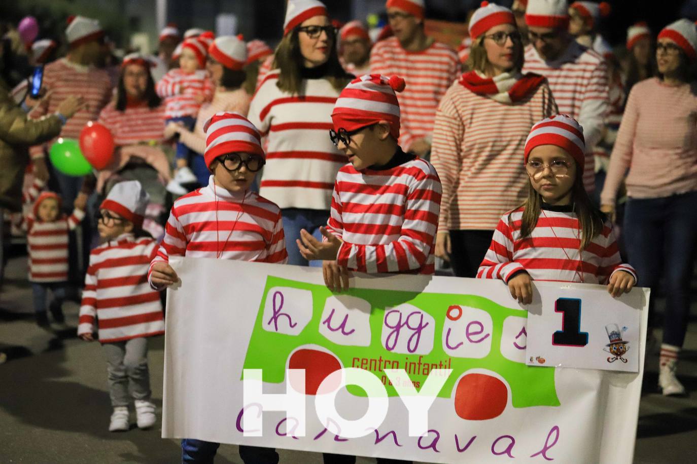 NIños y mayores participaron en un multitudinario desfile. 