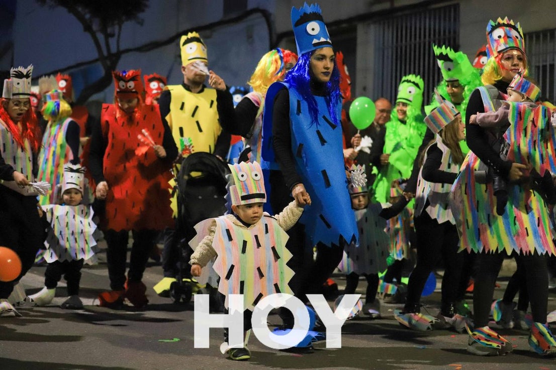 NIños y mayores participaron en un multitudinario desfile. 
