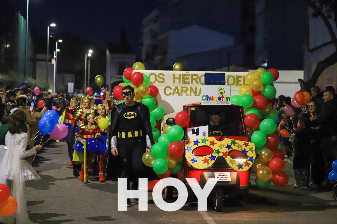 NIños y mayores participaron en un multitudinario desfile. 