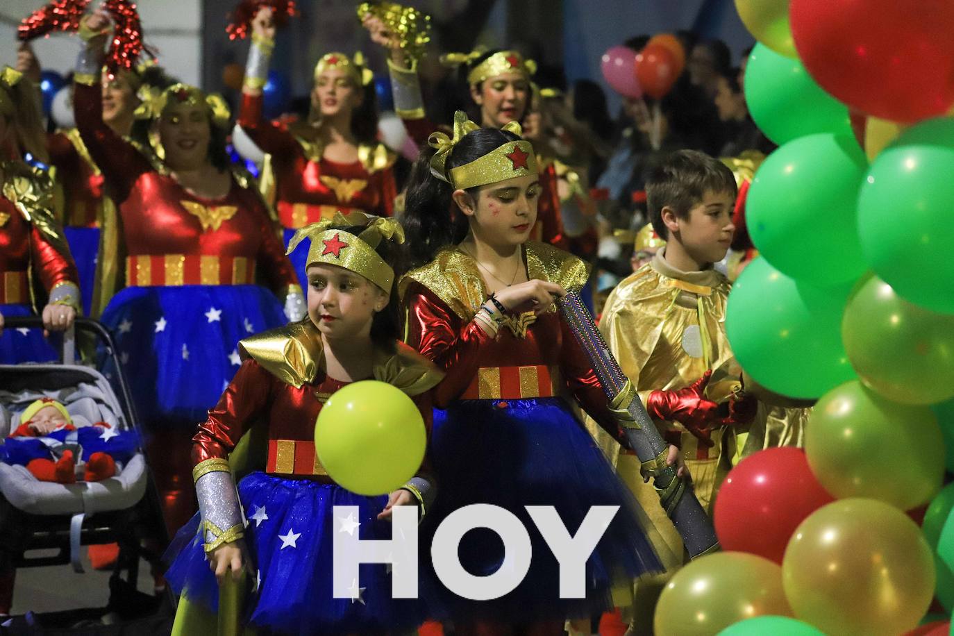 NIños y mayores participaron en un multitudinario desfile. 