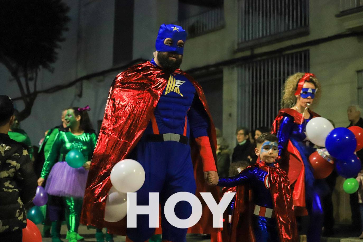 NIños y mayores participaron en un multitudinario desfile. 