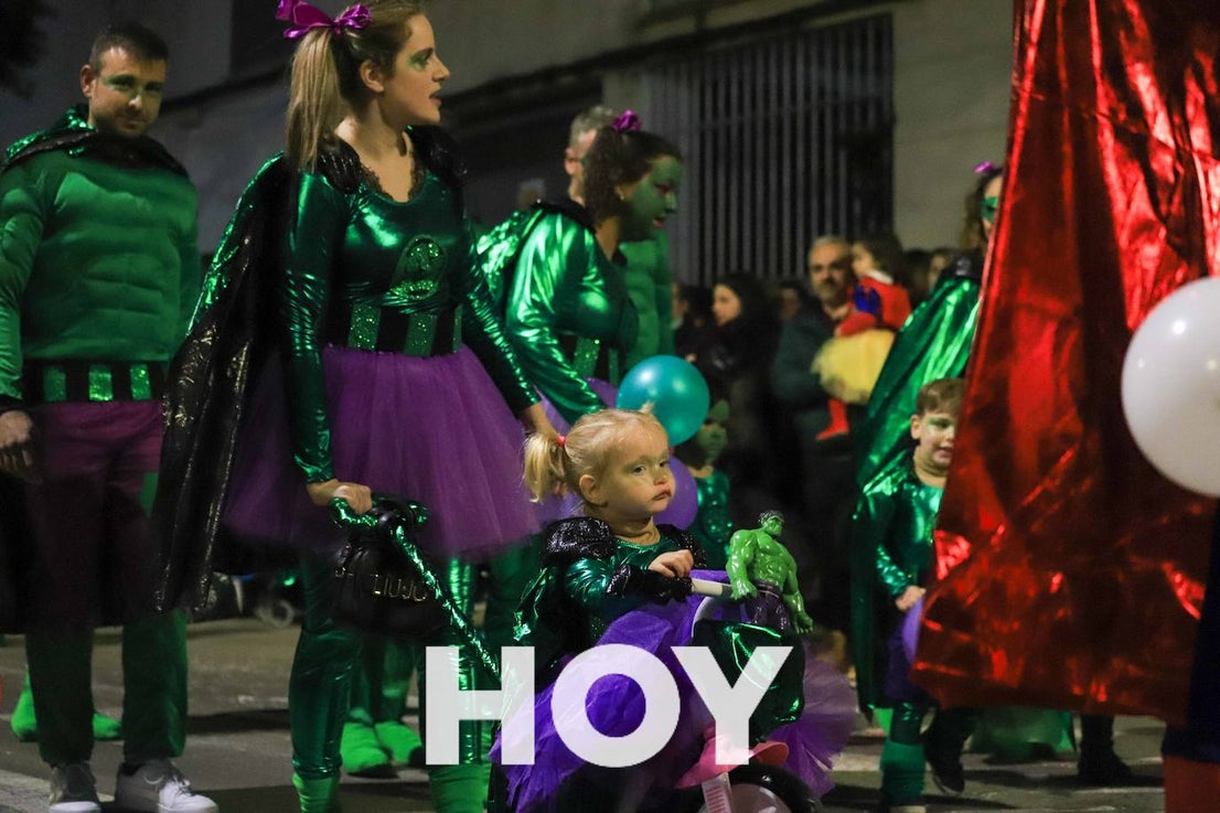 NIños y mayores participaron en un multitudinario desfile. 