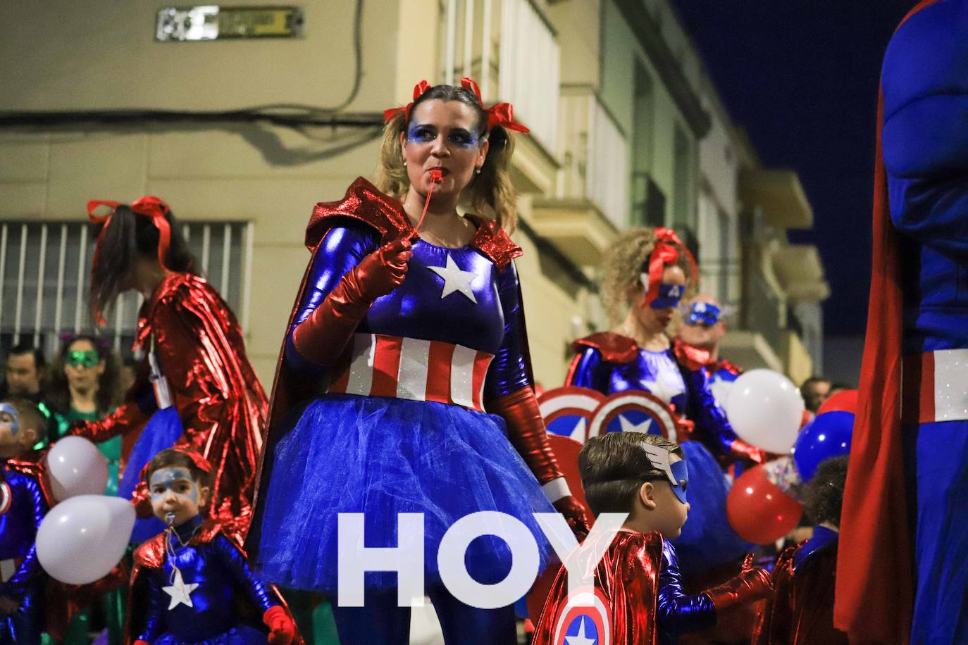 NIños y mayores participaron en un multitudinario desfile. 