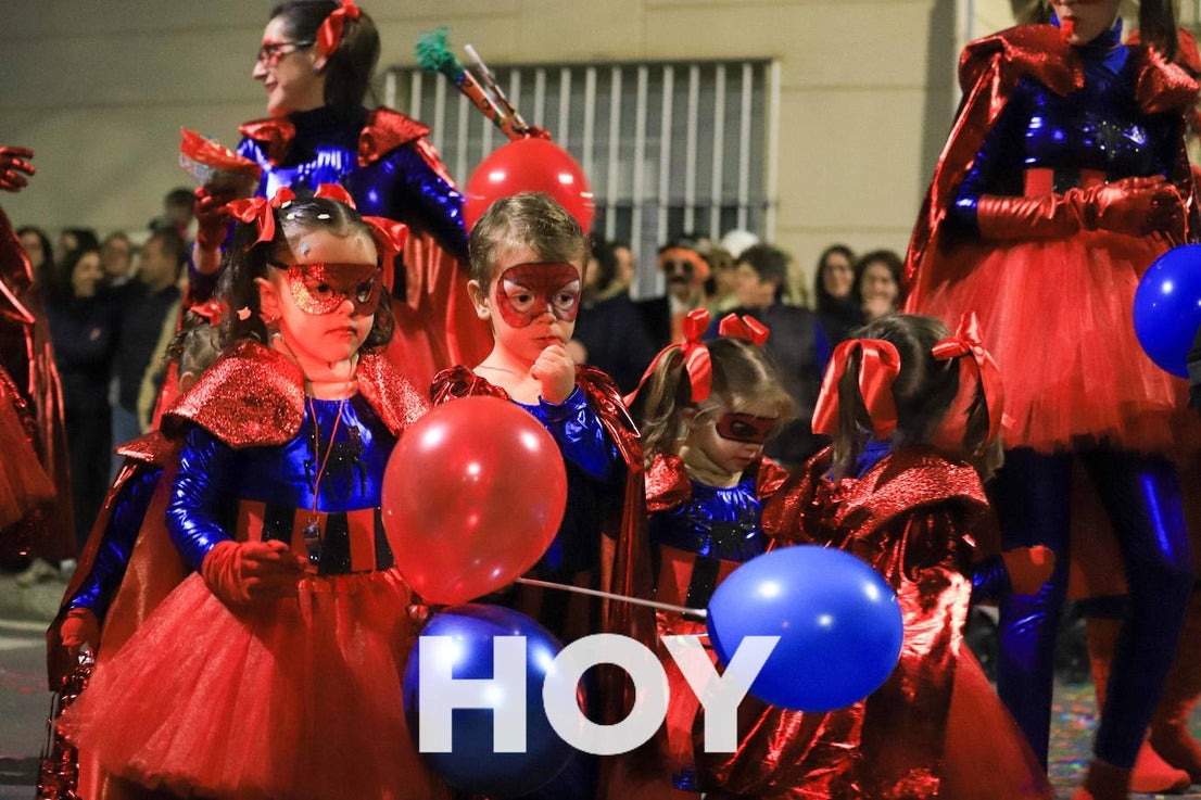 NIños y mayores participaron en un multitudinario desfile. 