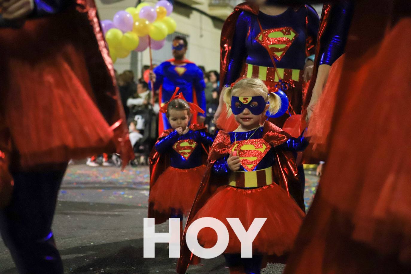 NIños y mayores participaron en un multitudinario desfile. 