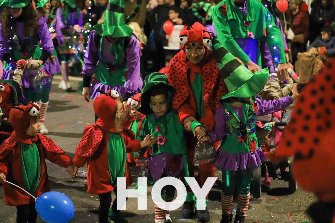 NIños y mayores participaron en un multitudinario desfile. 