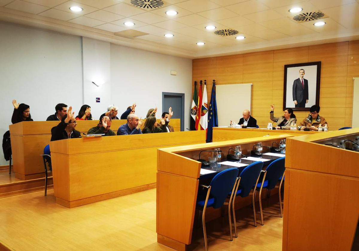 El pleno ordinario se celebró ayer pese a la ausencia del PSOE
