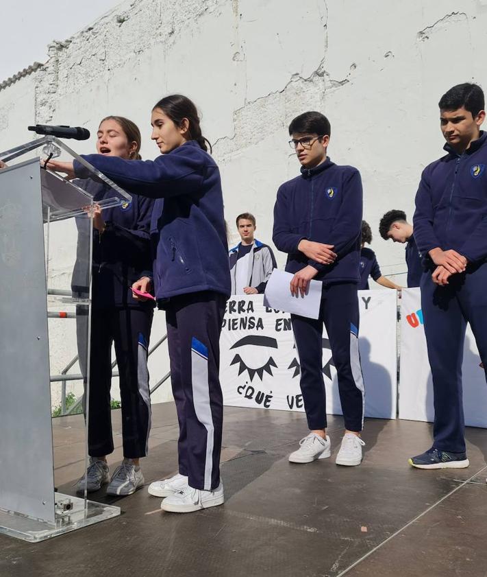 Imagen secundaria 2 - El colegio Sagrado Corazón sale a la calle por la paz