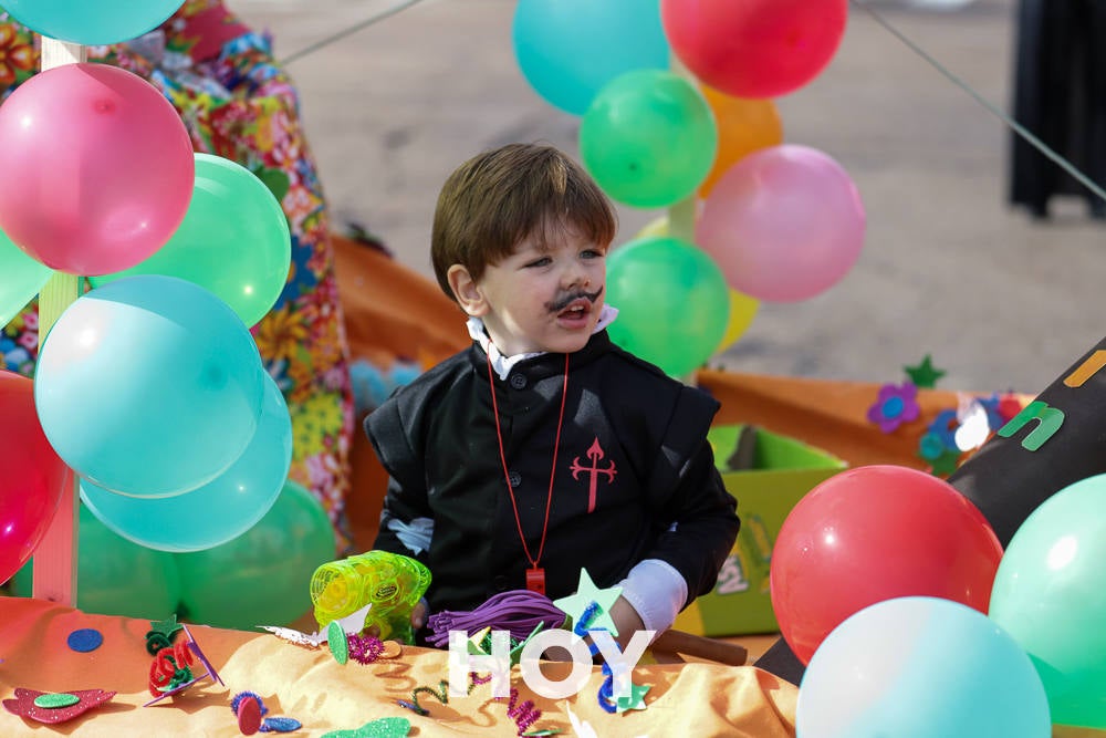 Niños y mayores disfrutan del desfile infantil