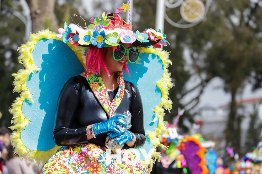 Niños y mayores disfrutan del desfile infantil