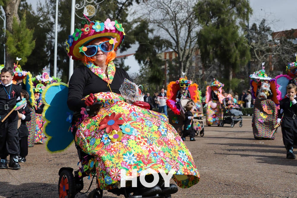 Niños y mayores disfrutan del desfile infantil