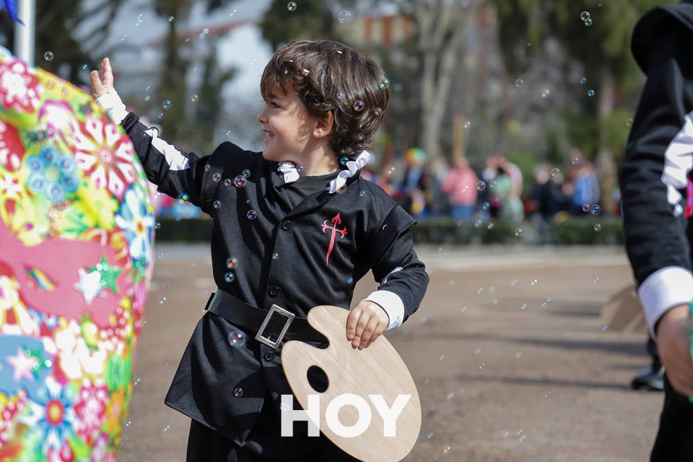 Niños y mayores disfrutan del desfile infantil