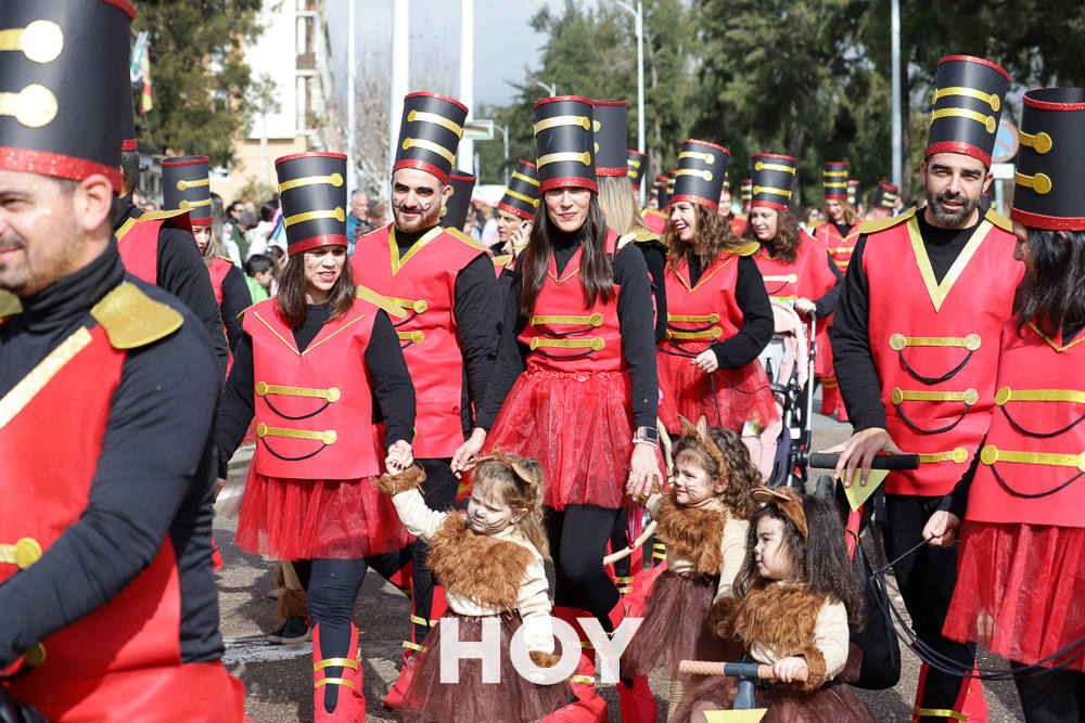 Niños y mayores disfrutan del desfile infantil