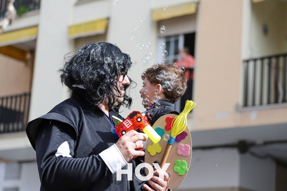 Niños y mayores disfrutan del desfile infantil